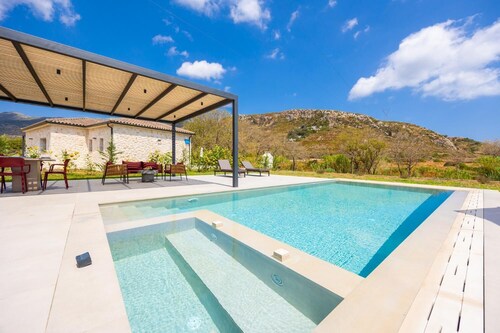 Villa Lilia - Two Bedroom Villa, Sleeps 4