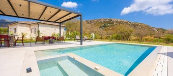 Villa Lilia - Two Bedroom Villa, Sleeps 4