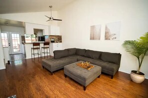 Living area - Modern Home In The Heart Of Austin (Austin)