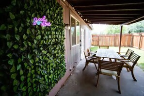 Outdoor dining - Modern Home In The Heart Of Austin (Austin)