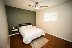 2 bedrooms, iron/ironing board, WiFi, bed sheets - Modern Home In The Heart Of Austin (Austin)