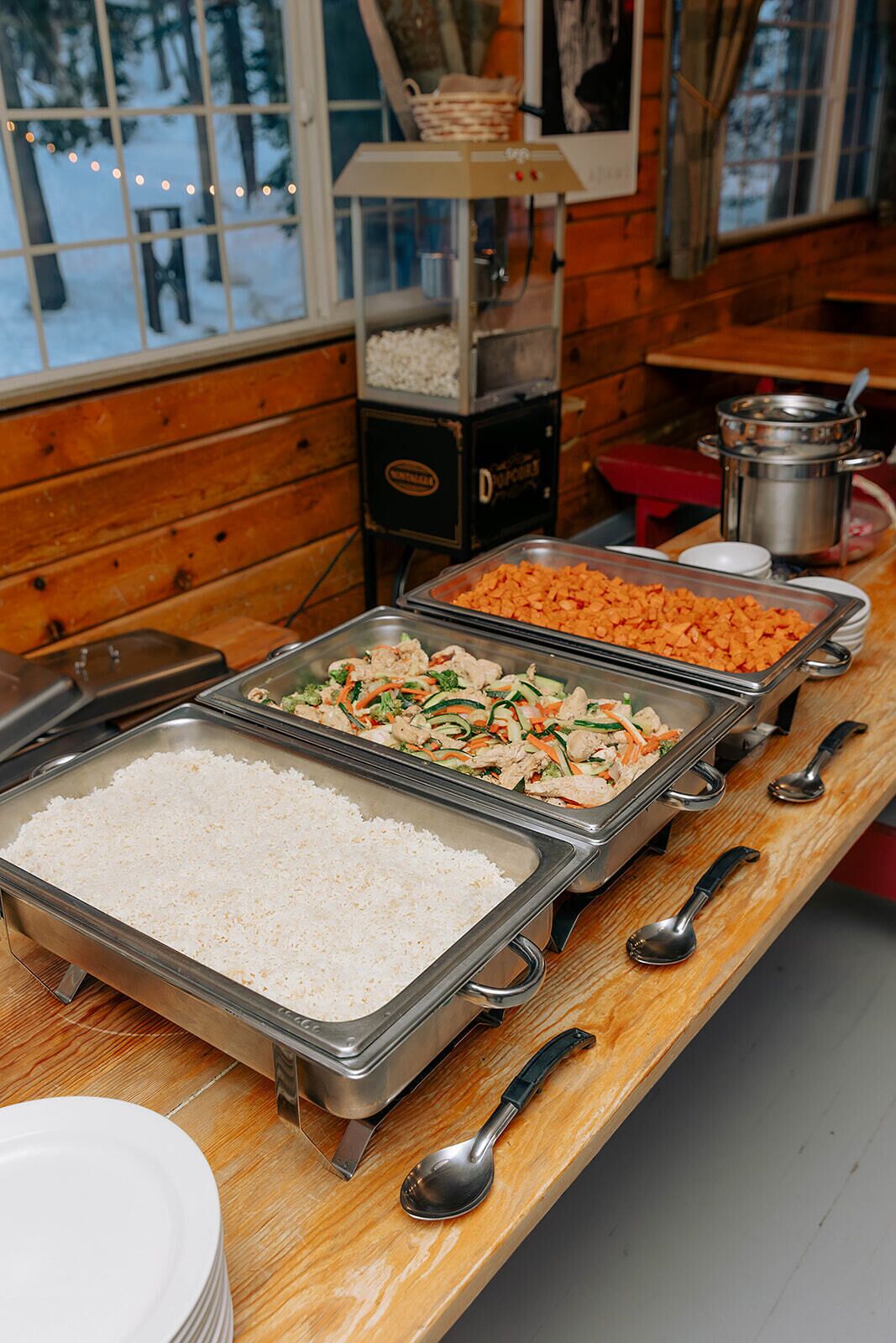 Ein Buffet mit verschiedenen Speisen, darunter Reis, Gemüse und Fleisch.