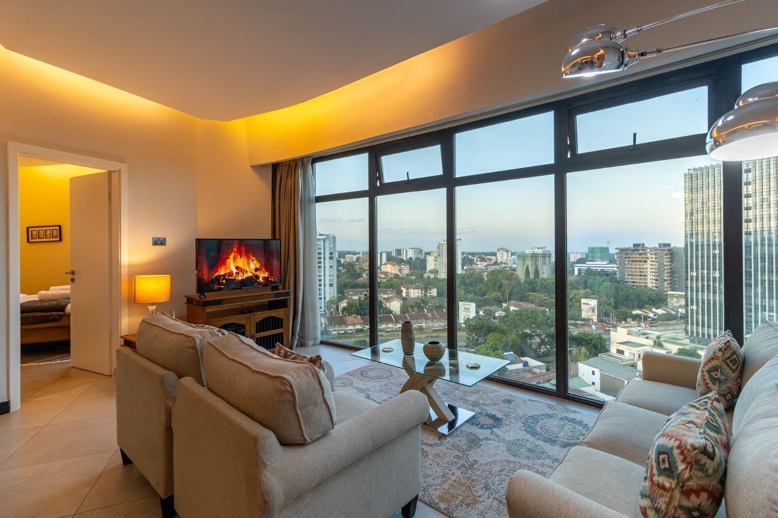 컴포트 아파트 | 거실 공간 | 디지털 채널 시청이 가능한 24인치 스마트 TV