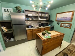 冷蔵庫、電子レンジ、オーブン、コンロ