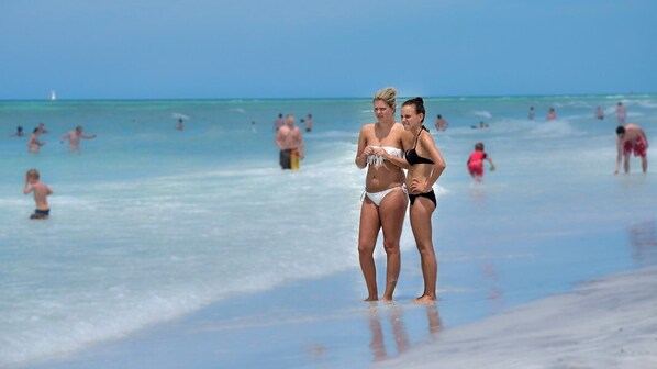 Ranta lähistöllä, rantapyyhkeitä