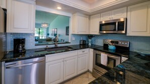 Fridge, microwave, oven, stovetop - NEAR SIESTA KEY!!! Resort Style Villa with Community Pool/Tennis/Shuffle Board and More (Sarasota)