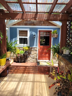 Exterior detail - Botanical Garden Home-20 min to Disney, 10 Min to Downtown & 40 Min to the beach (Orlando)
