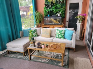 TV connectée, cheminée, livres, chaîne hi-fi