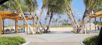 1 Block Walk to the Beach, Fun in the Sun! 