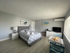 1 bedroom, iron/ironing board, travel crib, WiFi - 1 Block Walk to the Beach, Fun in the Sun! (West Palm Beach)