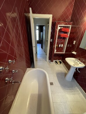 Hiustenkuivaaja, pyyhkeet, saippua, vessapaperi