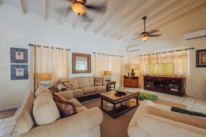 TV - Paradise Garden – Pool, Garden, WIFI, 4BR. The Perfect Retreat Near Beaches (Aruba)