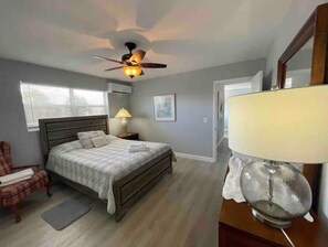 1 bedroom, desk, travel cot, WiFi