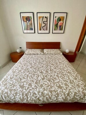 1 habitación, tabla de planchar con plancha, wifi y ropa de cama 