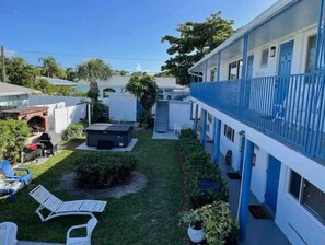 Outdoor dining - Beach Gear,  Dedicated Workspace, Snorkeling & Surfing (West Palm Beach)