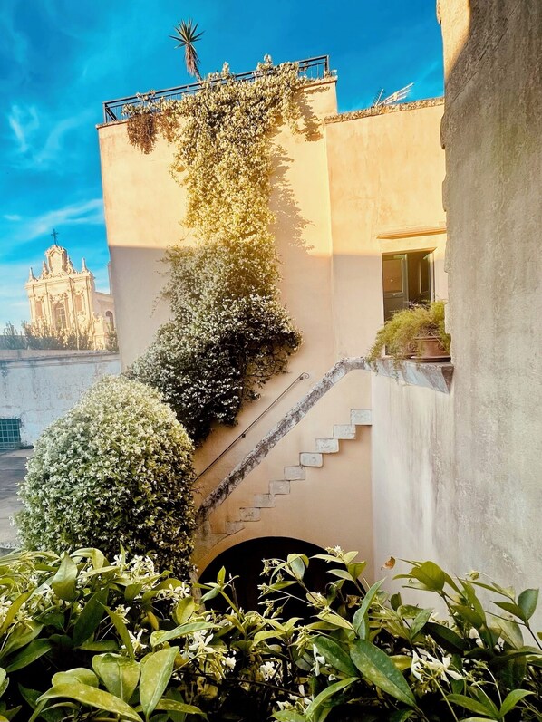 Un edificio con escaleras y vegetación.