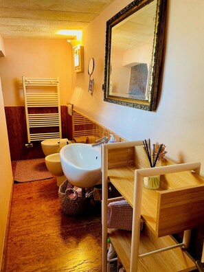 Doccia, asciugacapelli, bidet, asciugamani