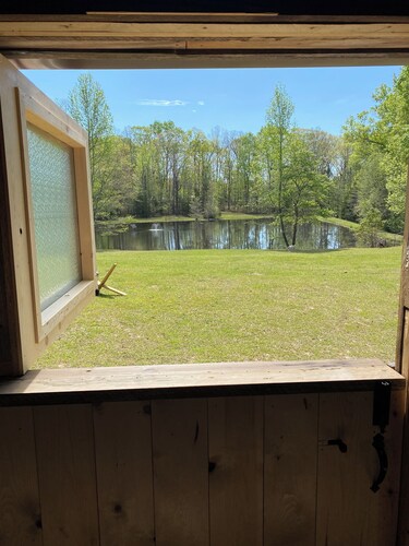 Cozy Off Grid Cabin w/pond for fishing.