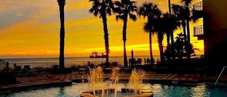 Een binnenzwembad en een verwarmd zwembad