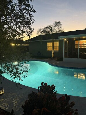 Una piscina al aire libre, una piscina climatizada