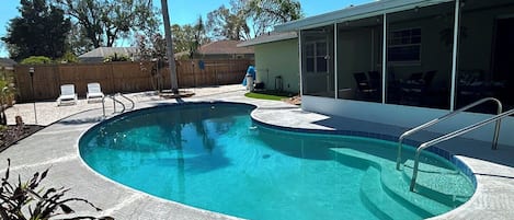 Una piscina al aire libre, una piscina climatizada