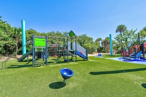 Children’s area - New Listing -Steps-Ocean, Close to Dining, Fast Wi-Fi, Snorkel  & Fishing (West Palm Beach)