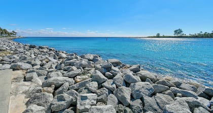 New Listing -Steps-Ocean, Close to Dining, Fast Wi-Fi, Snorkel & Fishing