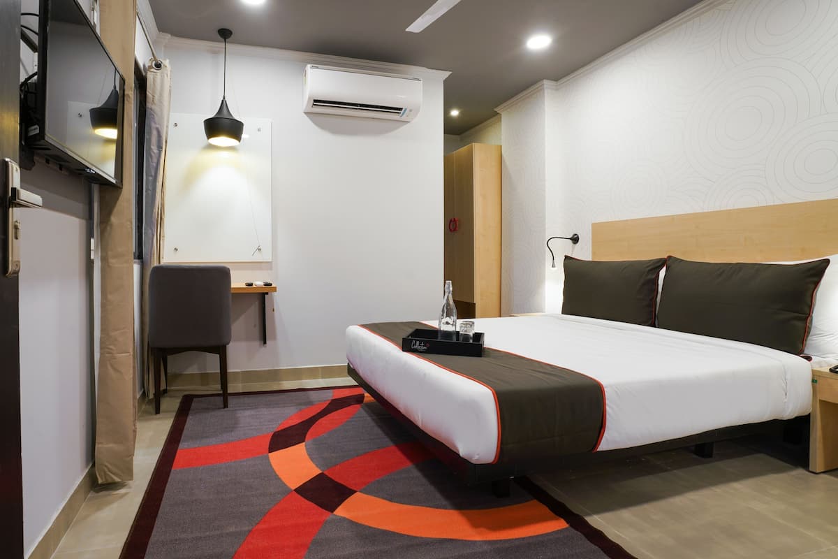 Habitación clásica con 1 cama doble o 2 individuales | Espacio para trabajar con un portátil y ropa de cama