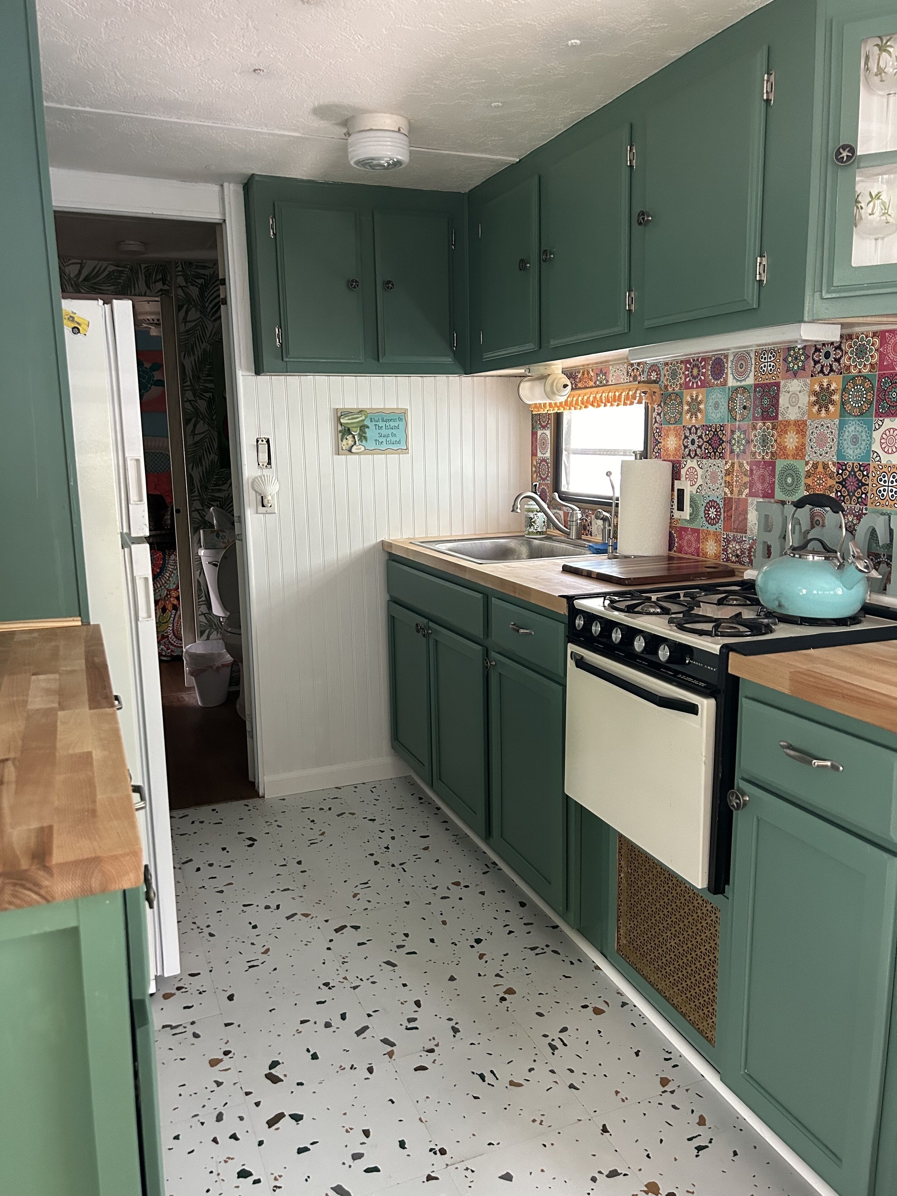 Retro trailer walking distance to beach