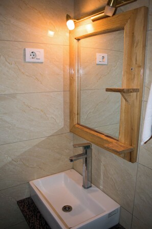 Superior-Zimmer | Badezimmer | Hausschuhe, HandtĂŒcher, Seife, Toilettenpapier
