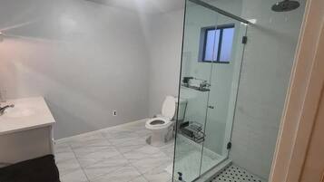Dusche, Haartrockner, Handtücher, Seife