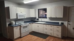 雪櫃、微波爐、焗爐、爐具