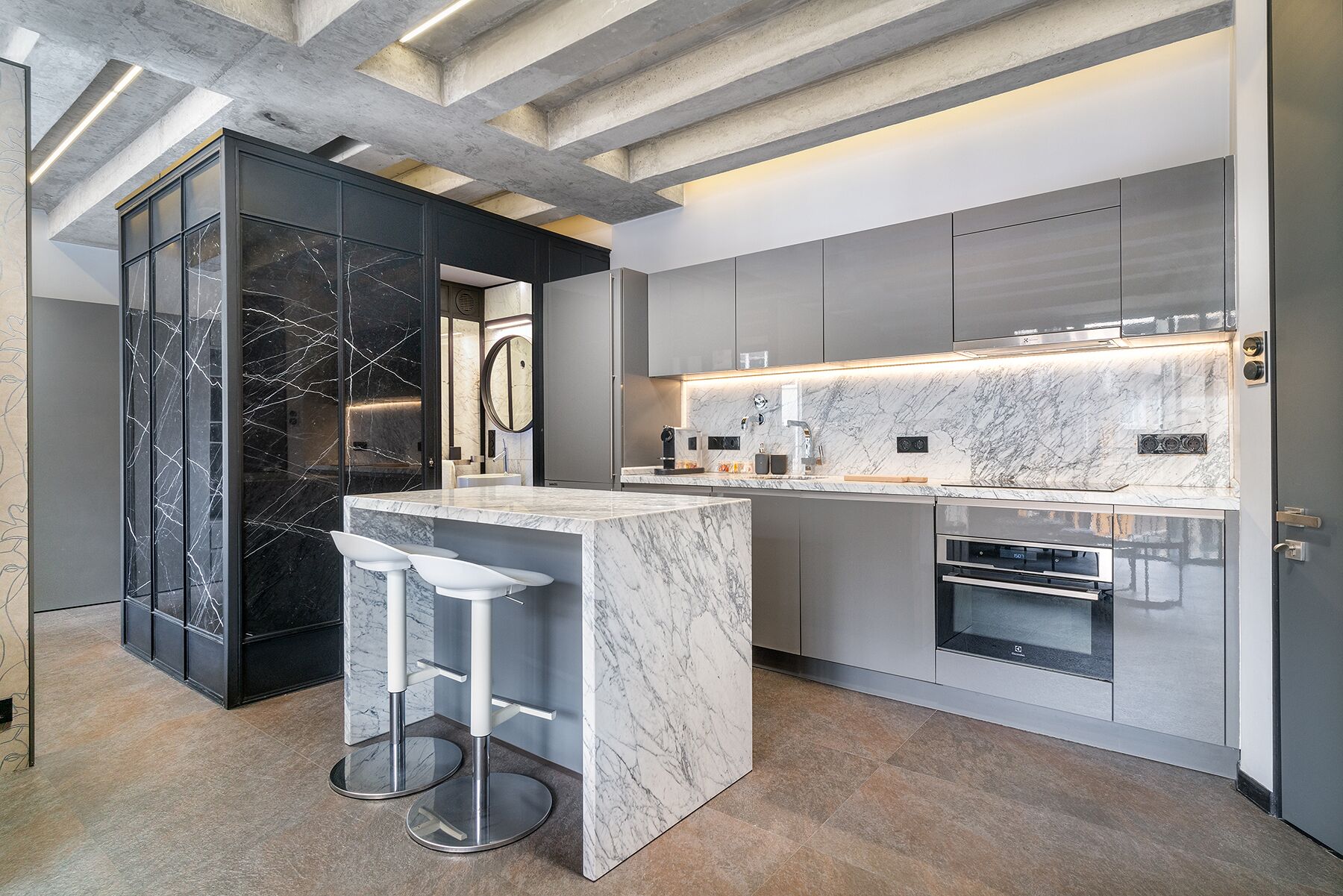 Full-size fridge, oven, stovetop, dishwasher