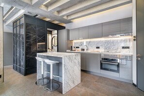 Großer Kühlschrank, Ofen, Herdplatte, Geschirrspüler