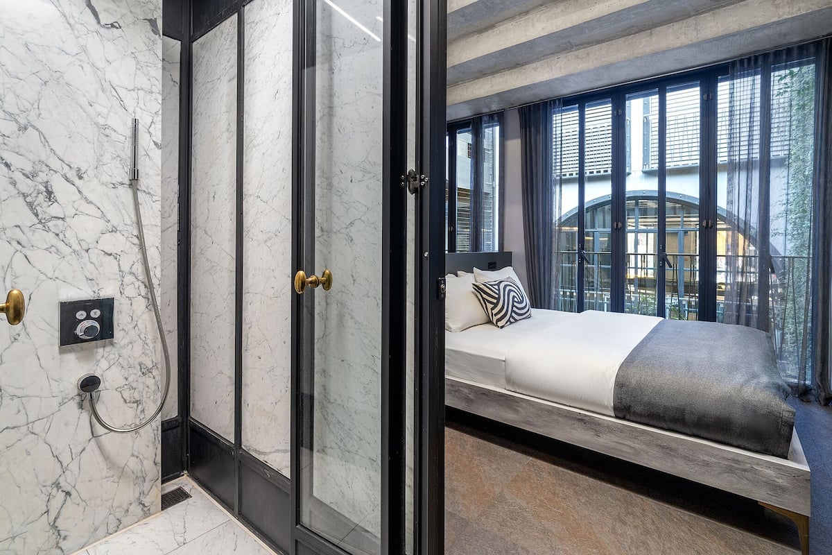 Bathroom shower