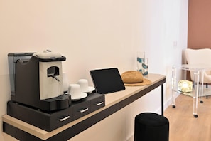 Minibaari, tallelokero huoneessa, ilmainen Wi-Fi