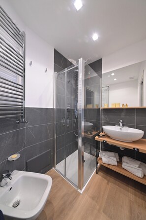 Superior Room | Bathroom | Hair dryer, slippers, bidet, towels - Ponte di Tappia Suites (Naples)
