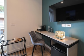 Deluxe-huone, parveke | Minibaari, tallelokero huoneessa, ilmainen Wi-Fi