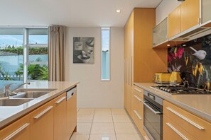 Refrigerador, microondas, lavavajillas y tostadora 