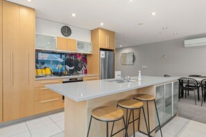 Fridge, microwave, dishwasher, toaster - Waimahana 5 - Taupo Holiday Apartment (Taupo)