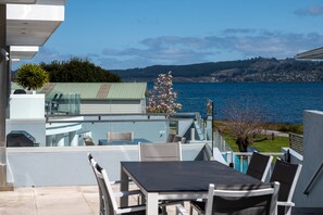 Outdoor dining - Waimahana 5 - Taupo Holiday Apartment (Taupo)