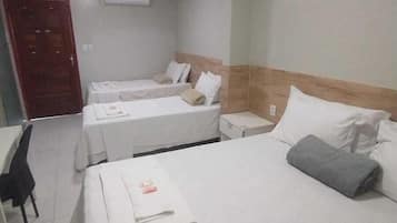 Quarto quádruplo superluxo | Escrivaninha, espaço de trabalho para notebook, Wi-Fi de cortesia