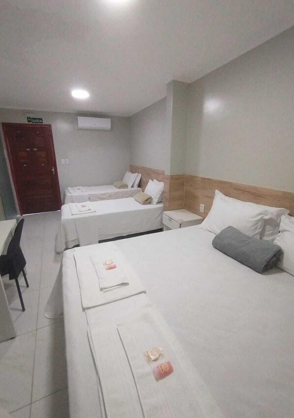 Neljän hengen luksushuone | Työpöytä, kannettavalle tietokoneelle sopiva työtila, ilmainen Wi-Fi