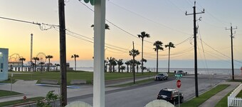 Galveston Beach Getaway: 2BR Unit, Essentials & Attractions Nearby! Sleeps 6