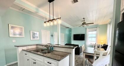 Galveston Beach Getaway: 2BR Unit, Essentials & Attractions Nearby! Sleeps 6