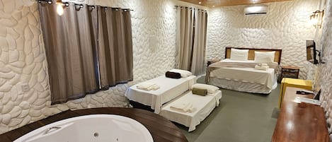 Luxe beddengoed, een bureau, een laptopwerkplek