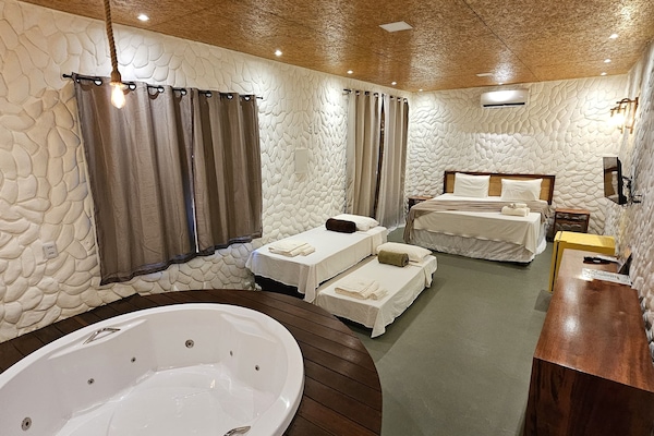 Roupas de cama premium, escrivaninha, espaço de trabalho para notebook