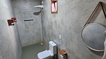 Toalhas de banho, sabonete, shampoo, papel higiênico