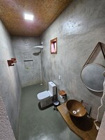 Toallas, jabón, shampoo, papel higiénico