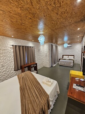 高級寢具、書桌、手提電腦工作空間、遮光窗簾/窗簾